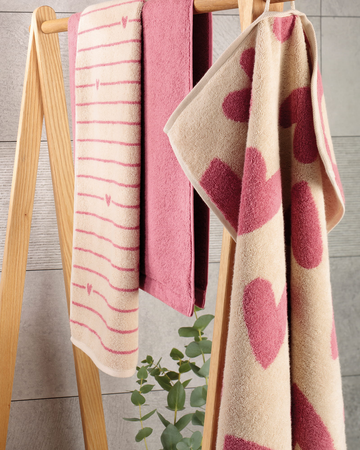 Cawö Handtuch Serie „Heart Beats“ Beere